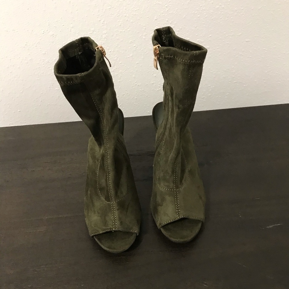 Green heels. Great for Fall 🍁
